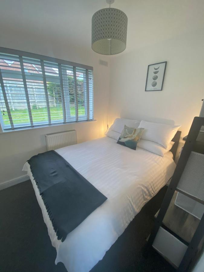 Beau - Brambles Chine, Colwell Bay - 5 Star Wifi - Short Walk To The Hut And Beach - 1 Night Stays Available - Ferry Offers Freshwater Buitenkant foto
